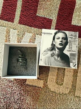 Taylor Swift Reputation Snake Ring Green in Box Rep Jewelry